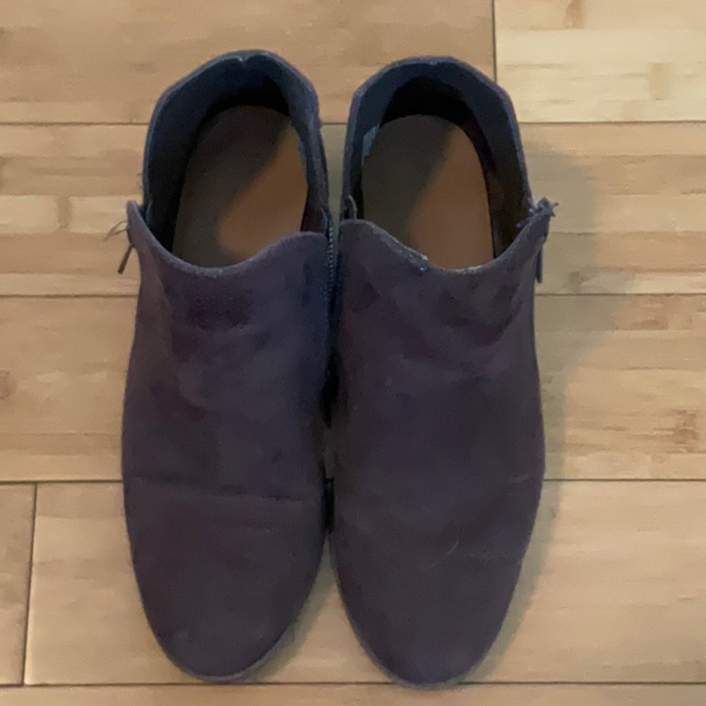 Universal thread ankle boots, size 9